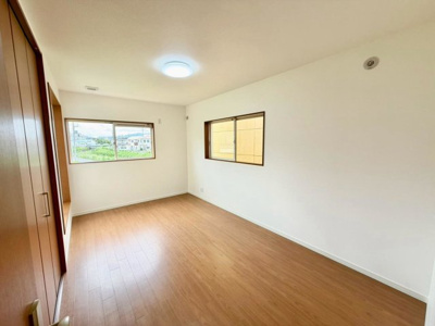 【寝室】 | 半田２丁目　中古一戸建 | 全居室２面採光ですので、明るく風通しの良い室内に気持ちも明るくなりますね！