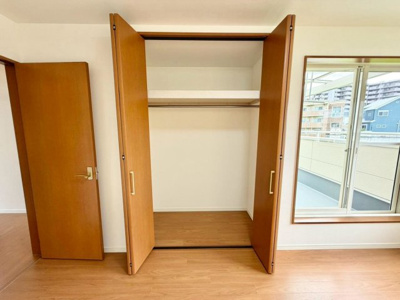 【収納】 | 半田２丁目　中古一戸建 | 【クローゼット】お部屋を広く利用するために必須なクローゼットが全室付いています♪もちろんお荷物を収納されても良しの勝手の良いクローゼットは嬉しいですね♪