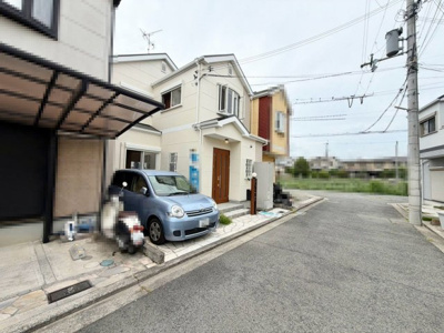 【前面道路含む現地写真】 | 半田２丁目　中古一戸建 | 閑静な住宅地で子育て家族にピッタリ。毎日のお散歩も快適な緑に恵まれたエリアです。 