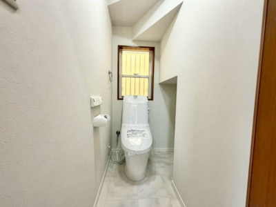 【トイレ】 | 半田２丁目　中古一戸建 | 窓があり、明るく、臭いがこもりませんので、来客用トイレとして清潔に保てます。温水洗浄便座で快適にお使いいただけます！
