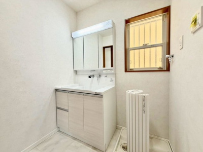 【洗面所】 | 半田２丁目　中古一戸建 | 洗面台新調済！シャワー付き洗面台ですので、寝ぐせ直しもラクラクですね♪