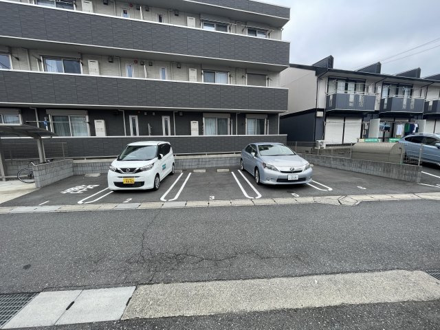 クレッセントコートの駐車場