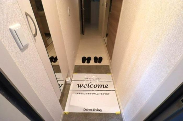 クレッセントコートの玄関