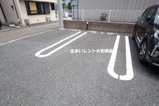 ウィステリアインの駐車場
