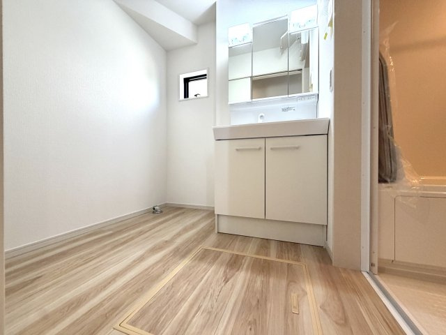 越谷市大道２期１号棟　新築戸建の脱衣所|着替えや洗濯がスムーズに行える広さを確保した脱衣所。快適な動線が魅力です。