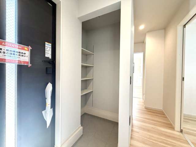 越谷市大道２期１号棟　新築戸建の玄関|靴をすっきり収められるシューズボックス。玄関まわりをいつでも綺麗に保てます。