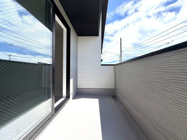 越谷市大道２期１号棟　新築戸建のバルコニー|奥行きにゆとりがある使いやすいバルコニー。毎日の洗濯や布団干しも快適です。
