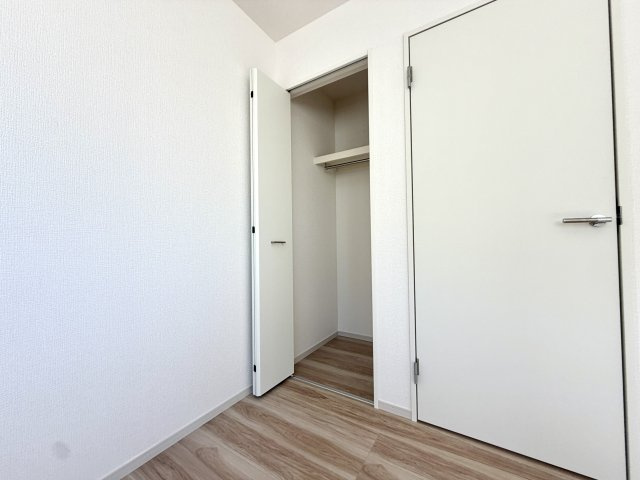越谷市大道２期１号棟　新築戸建の収納|ハンガーパイプと棚付きの使いやすい収納。丈の長い服もシワにならずしまえます。