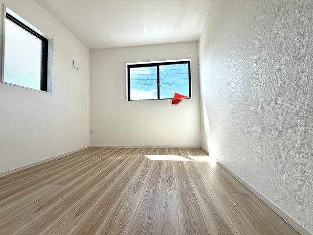 越谷市大道２期１号棟　新築戸建の洋室|シンプルで使いやすいデザインの洋室。窓からの風通しも良く爽やかに過ごせます。