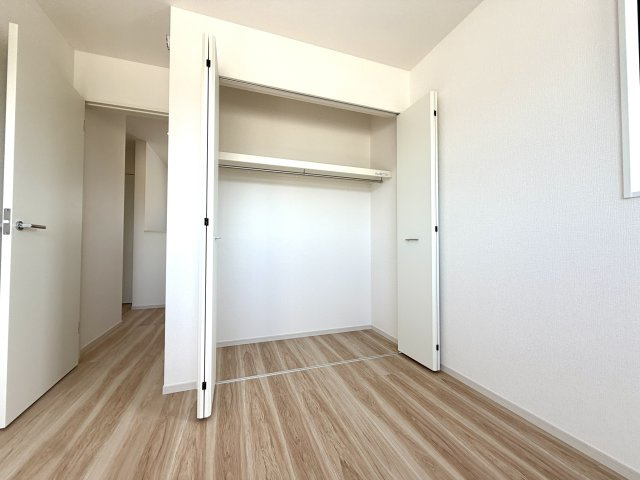 越谷市大道２期１号棟　新築戸建の収納|ロングコートやドレスもシワにならず綺麗に掛けられる高さを確保した収納スペースを備えています。