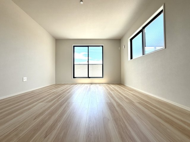 越谷市大道２期１号棟　新築戸建の洋室|リビングから少し離れた静かな洋室。夜も周囲の音を気にせず、ゆっくりと休むことができる寝室です。