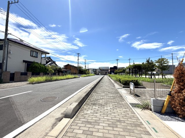 越谷市大道２期１号棟　新築戸建の前面道路含む現地写真|舗装がしっかり整った綺麗な前面道路。歩道もありお子様の登下校や散歩も安全です。