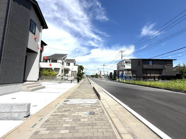 越谷市大道２期１号棟　新築戸建の前面道路含む現地写真|前面道路は交通量が少なく静かな環境。お子様やペットの移動も安心です。