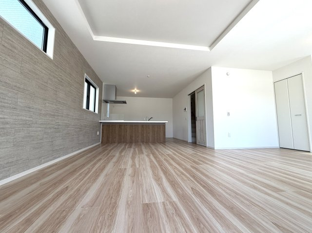 越谷市大道２期１号棟　新築戸建の居間・リビング|自然光が差し込む明るいリビング。インテリアの配置もしやすい整った間取りです。