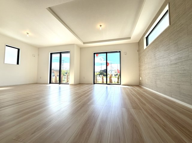 越谷市大道２期１号棟　新築戸建の居間・リビング|落ち着いた雰囲気の居心地の良いリビング。大きな窓から明るい光が広がる空間です。