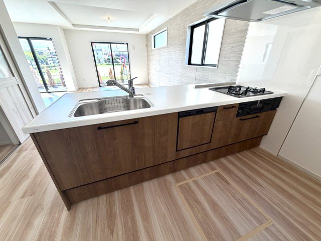 越谷市大道２期１号棟　新築戸建のキッチン|お手入れがしやすく清潔に保てるキッチン。収納棚も充実しており作業もスムーズです。