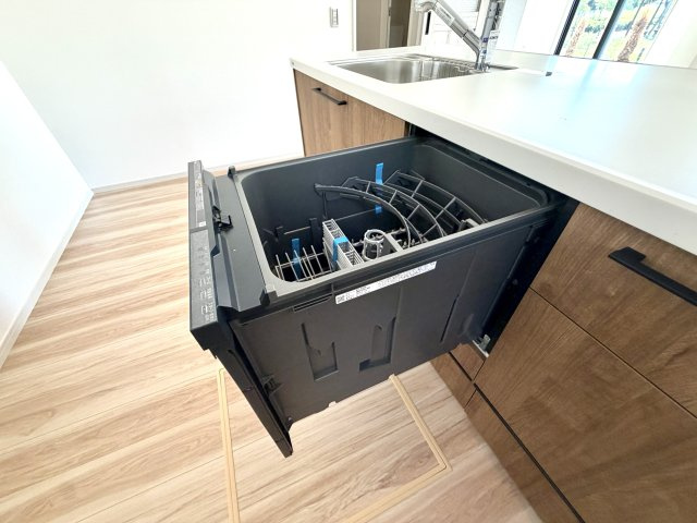 越谷市大道２期１号棟　新築戸建のキッチン|食洗器完備で家事効率もアップ。共働きのご家庭にも嬉しい設備が整っています。