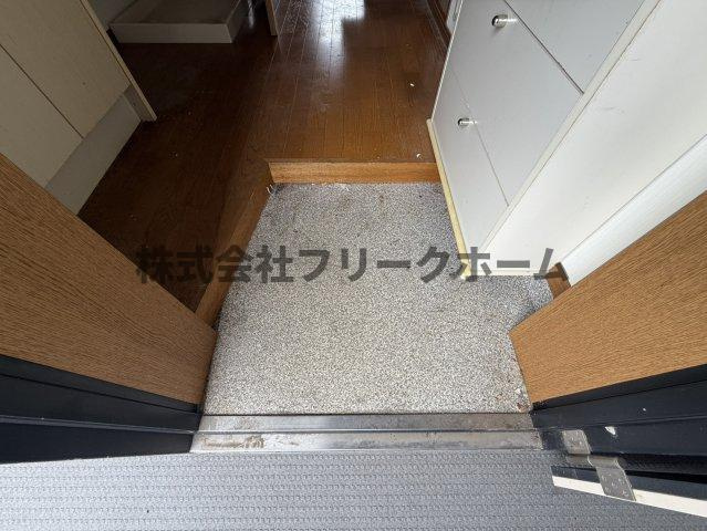三鷹市下連雀４丁目の賃貸マンションの玄関