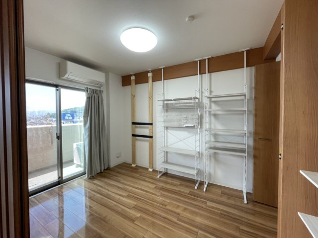 アルファスマート衣山の洋室|リビング横の配置を活かし、扉を開放して家族で広々と使える開放的な設計が魅力。