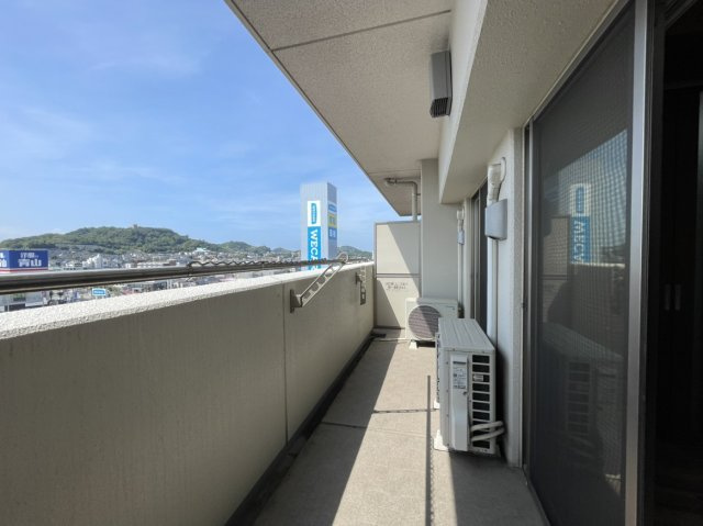 アルファスマート衣山のバルコニー|南向きで陽当たりの良いバルコニーは、洗濯物がすぐ乾きペットとの日向ぼっこも楽しめます。