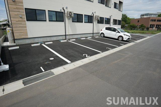 合志市須屋のアパートの駐車場
