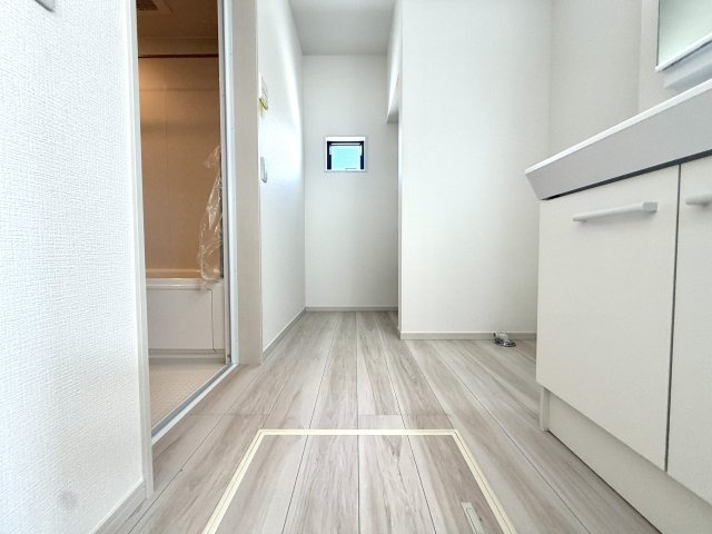 越谷市大道２期２号棟　新築戸建の脱衣所|着替えや洗濯がスムーズに行える広さを確保した脱衣所。快適な動線が魅力です。