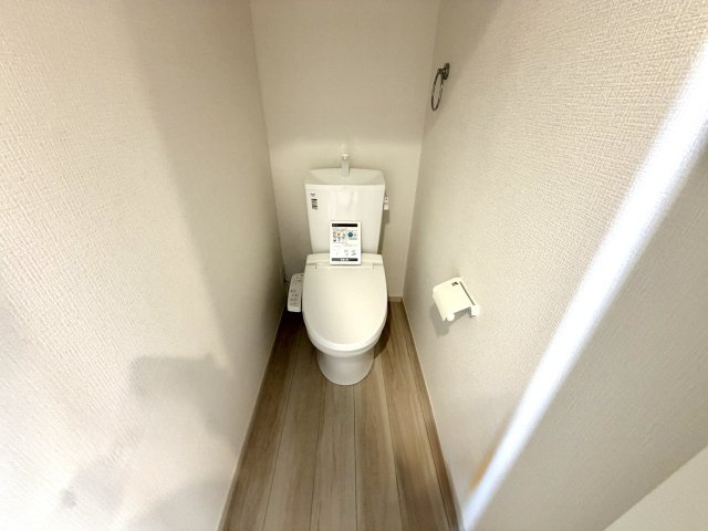 越谷市大道２期２号棟　新築戸建のトイレ|清潔感があり落ち着けるトイレ空間。温水洗浄便座付きで毎日快適に使えます。