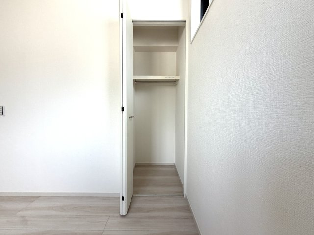 越谷市大道２期２号棟　新築戸建の収納|ハンガーパイプと棚付きの使いやすい収納。丈の長い服もシワにならずしまえます。