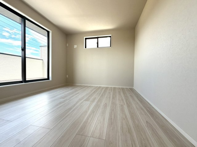 越谷市大道２期２号棟　新築戸建の洋室|シンプルで使いやすいデザインの洋室。窓からの風通しも良く爽やかに過ごせます。