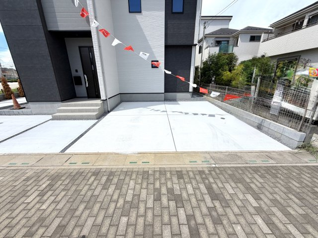 越谷市大道２期２号棟　新築戸建の駐車場|並列で2台分の車を停められる広い駐車スペース。ご夫婦での複数台所有や来客時にも大変便利です。