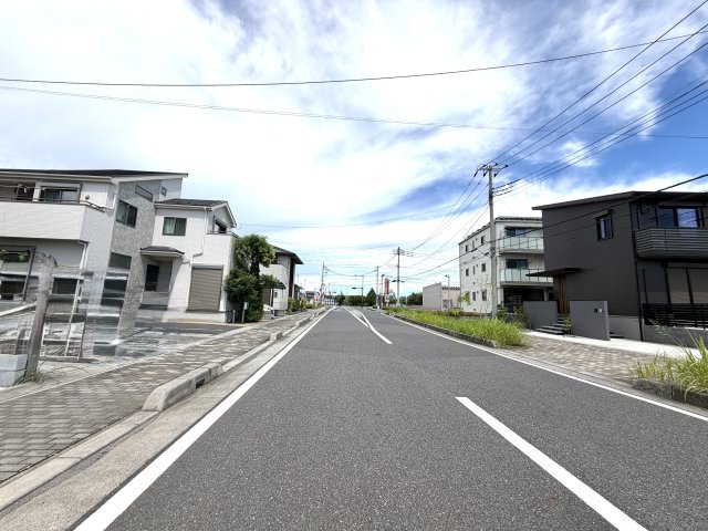 越谷市大道２期２号棟　新築戸建の前面道路含む現地写真|前面道路は交通量が少なく静かな環境。お子様やペットの移動も安心です。
