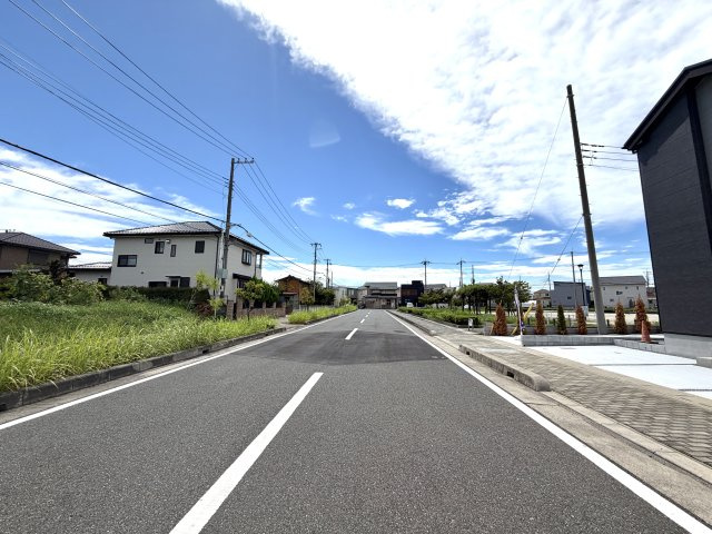 越谷市大道２期２号棟　新築戸建の前面道路含む現地写真|舗装がしっかり整った綺麗な前面道路。歩道もありお子様の登下校や散歩も安全です。