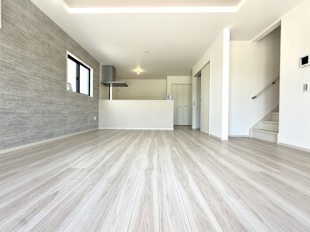 越谷市大道２期２号棟　新築戸建の居間・リビング|家族が集う広々としたLDK。陽当たりと通風に優れ、ゆったりと寛げます。