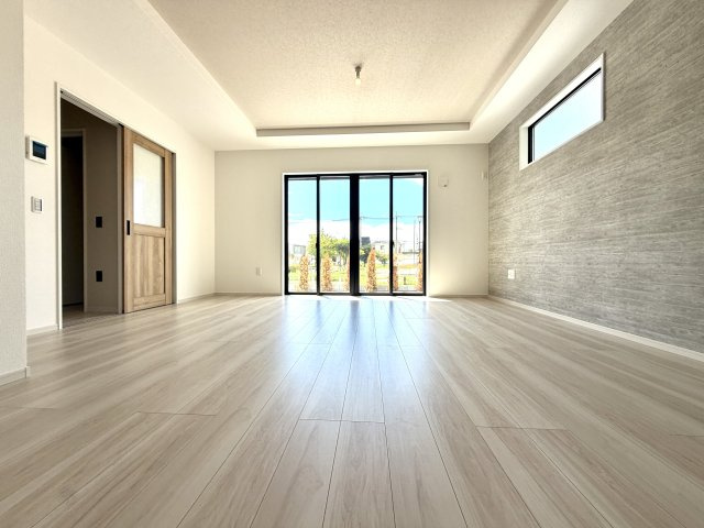 越谷市大道２期２号棟　新築戸建の居間・リビング|落ち着いた雰囲気の居心地の良いリビング。大きな窓から明るい光が広がる空間です。