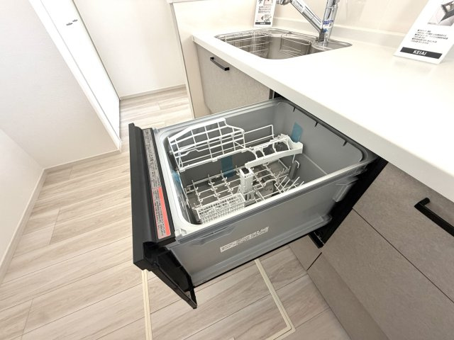 越谷市大道２期２号棟　新築戸建のキッチン|食洗器完備で家事効率もアップ。共働きのご家庭にも嬉しい設備が整っています。