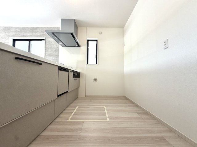 越谷市大道２期２号棟　新築戸建のキッチン|冷蔵庫やカップボードをすっきり配置できる、ゆとりのあるキッチンスペースです。
