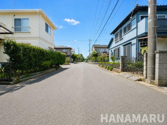 中古　八街市八街の前面道路含む現地写真|前面道路は南東側6.7m、南西側6m。車の通勤や送迎を想定し、進入方向や見通し、駐車場への出入りも現地でご確認ください。
