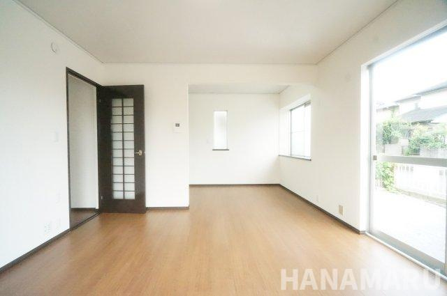 中古　八街市八街の居間・リビング|白い壁と木目の床が明るい印象のLDK。食卓とソファの配置を考えながら、ご家族が集まる空間をイメージできます。