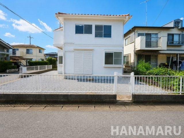 中古　八街市八街の外観|建物横の屋外スペースと道路の位置関係が分かる一枚。駐車位置や車の向き、玄関までの動線を現地で確かめてみてください。