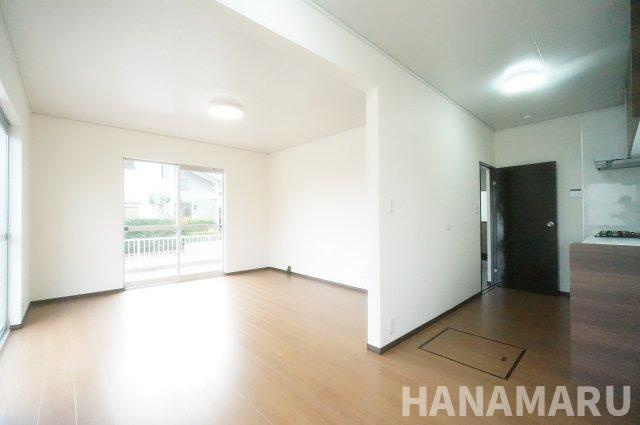 中古　八街市八街の居間・リビング|調理スペースとくつろぐ場所を分けて使えるLDK。キッチン近くに食卓を置くなど、毎日の配膳を考えた家具配置ができます。