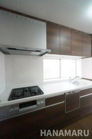 中古　八街市八街のキッチン|交換済みのシステムキッチン。食器洗乾燥機を備え、食後の片付けをサポート。上下の収納に調理道具をまとめられます。