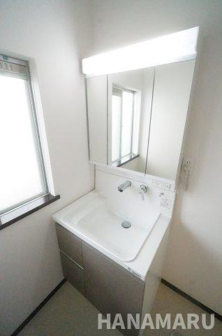 中古　八街市八街の独立洗面台|三面鏡付きの洗面化粧台。鏡を使った身支度に加え、洗面用品をしまう収納も備えています。窓からの明るさも感じられる空間です。