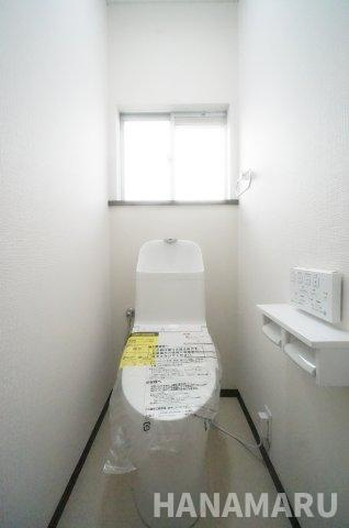 中古　八街市八街のトイレ|トイレは温水洗浄便座付き。窓があり、明るさを取り込みながら換気もできます。毎日使う場所も整えられています。