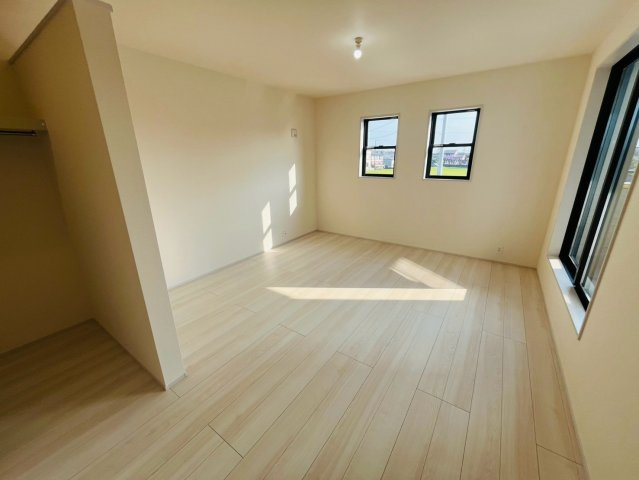 【Livele Garden】　栃木市都賀町平川　第１　全4邸の洋室|〇２号棟　洋室　9.2帖〇
ウォークインクローゼット付きの主寝室♪大きなベッドを置いてもゆとりのある広さです（＾＾）
2026年8月撮影