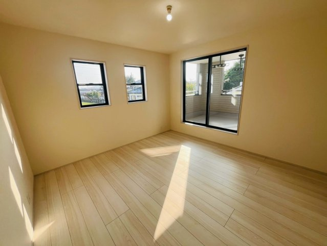 【Livele Garden】　栃木市都賀町平川　第１　全4邸の洋室|〇２号棟　洋室　9.2帖〇
バルコニー面するウォークインクローゼット付き主寝室。大きな窓で２階居室にもしっかりと陽ざしが届いて明るい室内です♪
2026年8月撮影