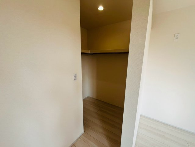 【Livele Garden】　栃木市都賀町平川　第１　全4邸の収納|〇２号棟　ウォークインクローゼット〇
パイプや枕棚で空間を立体的に使います。衣類の種類や使用頻度に合わせて整頓できます（＾＾）
2026年8月撮影