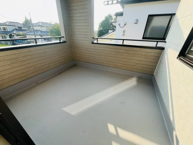 【Livele Garden】　栃木市都賀町平川　第１　全4邸のバルコニー|〇２号棟　バルコニー〇
屋根付きのインナーバルコニーなら、急な雨でも安心♪共働きのご夫婦にもおすすめの間取りです（＾＾）
2026年8月撮影