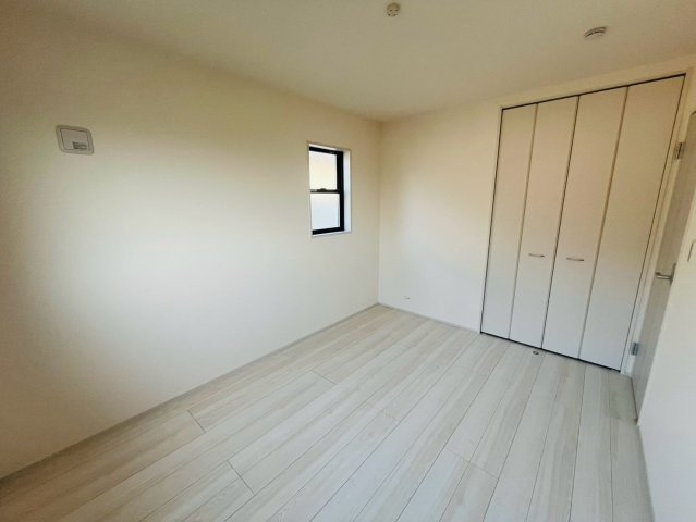 【Livele Garden】　栃木市都賀町平川　第１　全4邸の洋室|〇２号棟　洋室　6帖〇
各居室に収納がございますので最大限お部屋を広く使うことができます♪
2026年8月撮影