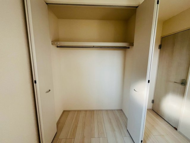 【Livele Garden】　栃木市都賀町平川　第１　全4邸の収納|〇２号棟　クローゼット〇
クローゼットにはパイプハンガーが付いているので、お子様でも上手に収納することができます♪
2026年8月撮影