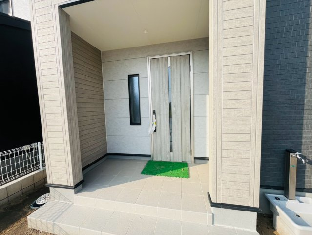 【Livele Garden】　栃木市都賀町平川　第１　全4邸の玄関|〇２号棟　玄関〇
広々とした外の玄関。玄関前が屋根になっておりますので、降雨時も急ぐ必要がありません♪
2026年8月撮影